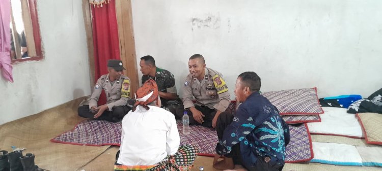 Sinergitas bhabinkamtibmas dan babinsa Pengamanan Acara Adat Congko Lokap