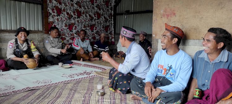 Melalui Pendekatan Adat, Bhabinkamtibmas Terus Hadir di Tengah Masyarakat