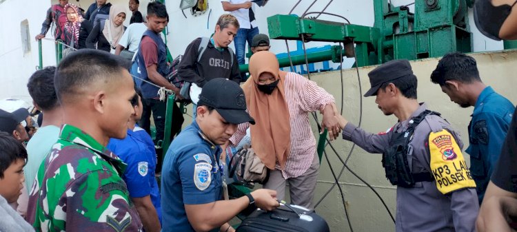 KP3 Laut Reo Laksanakan Pengamanan Kapal Penumpang KM. Sabuk Nusantara 49 di Pelabuhan Laut Reo