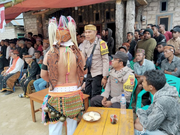 Bhabinkamtibmas Lelak Hadiri dan Amankan Acara Adat “Congko Lokap” di Kampung Subu