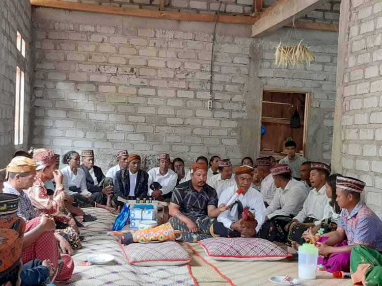 Bhabinkamtibmas Rahong Utara Hadiri Acara Adat 