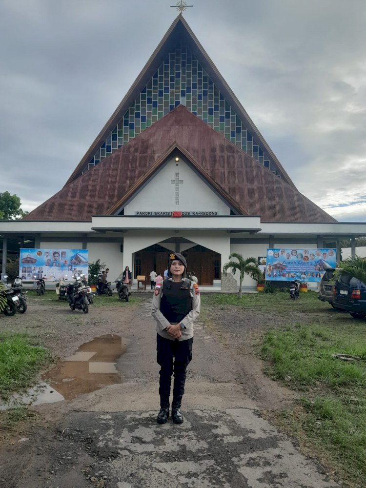 Polres Manggarai Pengamanan Misa Minggu Di Sejumlah Gereja Di Langke Rembong