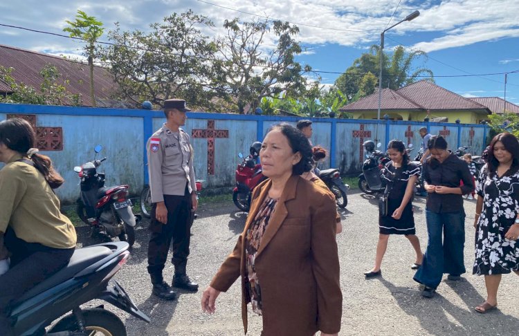 Polres Manggarai Pengamanan Misa Minggu Di Sejumlah Gereja Di Langke Rembong