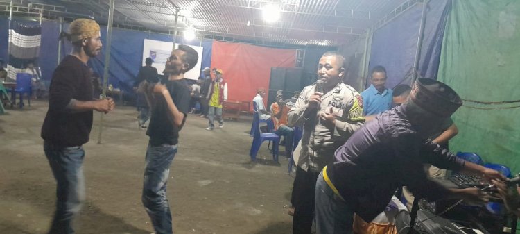 Bhabinkamtibmas Rahong Utara Hadiri Undangan Acara Pesta Pengumpulan Dana Untuk Pendidikan