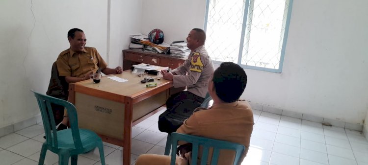 Bhabinkamtibmas  Rahong Utara Sambangi Kantor Kecamatan, Sampaikan Himbauan Kamtibmas