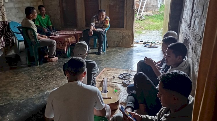 Bhabinkamtibmas Lelak Sambangi Warga Di Desa Pong Umpu, Ajak Jaga Kamtibmas Bersama
