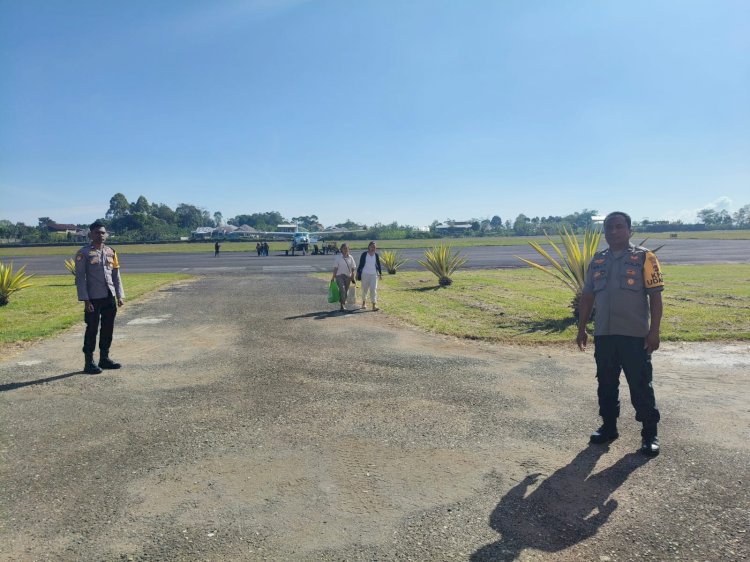 Pengamanan Penerbangan Oleh Pospol Kp3 Udara Bandar Udara Frans Sales Lega Ruteng
