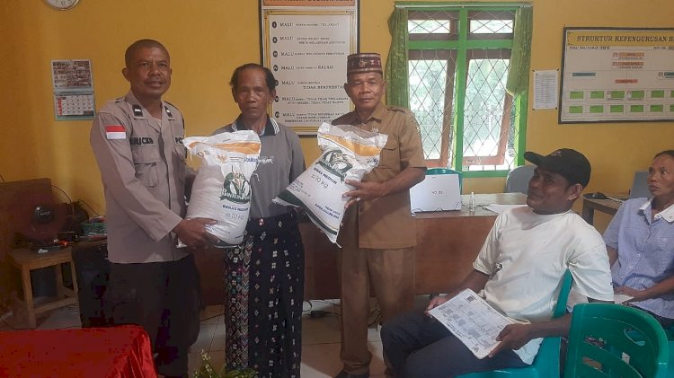 Bhabinkamtibmas Dampingi Penyaluran Bantuan demi Tepat Sasaran