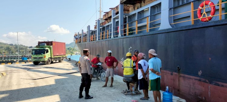 Aktifitas Bongkar Muat Di Pelabuhan Laut Kelas II Reo Berjalan Aman Dan Lancar