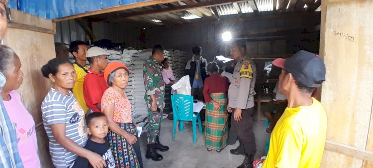 Bhabinkamtibmas Kawal Penyaluran Bantuan Beras bagi Warga