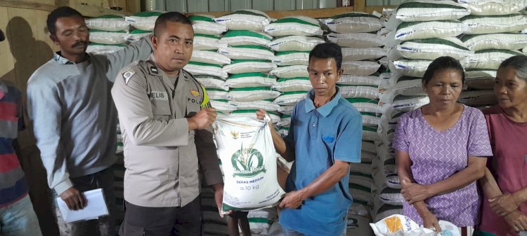 Bhabinkamtibmas Kawal Penyaluran Bantuan Beras bagi Warga