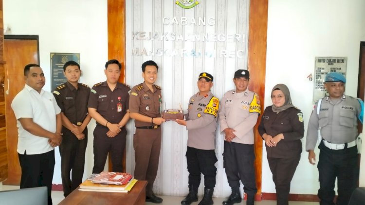 Anjangsana Kapolsek Reo Ke Kejaksaan Negeri Manggarai Dalam Rangka Hari Bhakti Adhyaksa Ke-65
