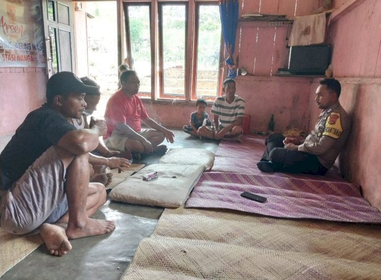 Bhabinkamtibmas Sambangi Warga, Himbau Kamtibmas dan Dengarkan Keluhan