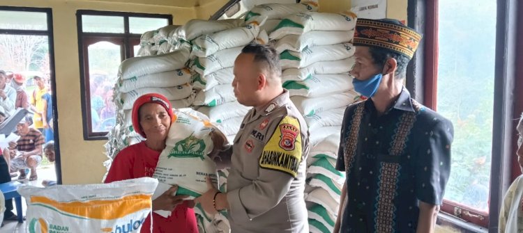 Wujud Kepedulian, Polisi Dampingi Penyaluran Bantuan Sosial