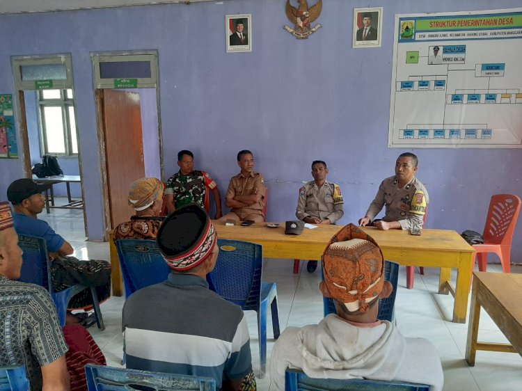 Bhabinkamtibmas dan Babinsa Gelar Diskusi Kamtibmas Bersama Kades Bangka Ajang