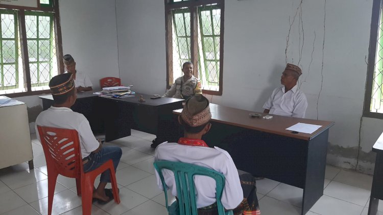 Bhabinkamtibmas Sambangi Kantor Desa Paralando Dan Sosialisasikan Pesan Kamtibmas