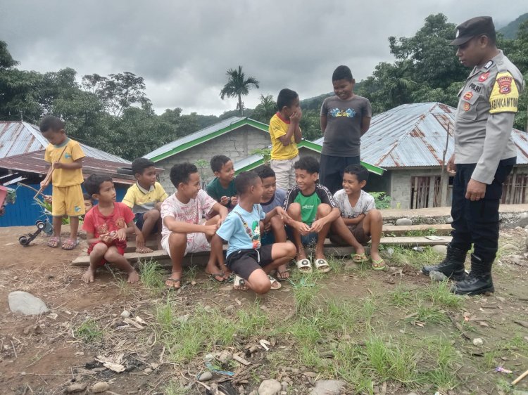 Jalin Kedekatan, Bhabinkamtibmas Ajak Anak-anak Dusun Lancang Berinteraksi Positif