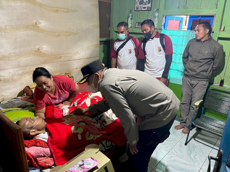 Kapolres Manggarai Kunjungi Personel Yang Sakit, Tunjukkan Kepedulian Dan Solidaritas