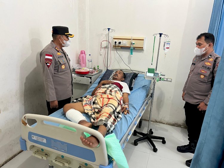 Kapolres Manggarai Kunjungi Personel Yang Sakit, Tunjukkan Kepedulian Dan Solidaritas