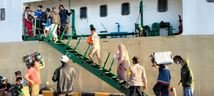 Pengamanan Kedatangan dan Keberangkatan Kapal Penumpang di Pelabuhan Laut Reo
