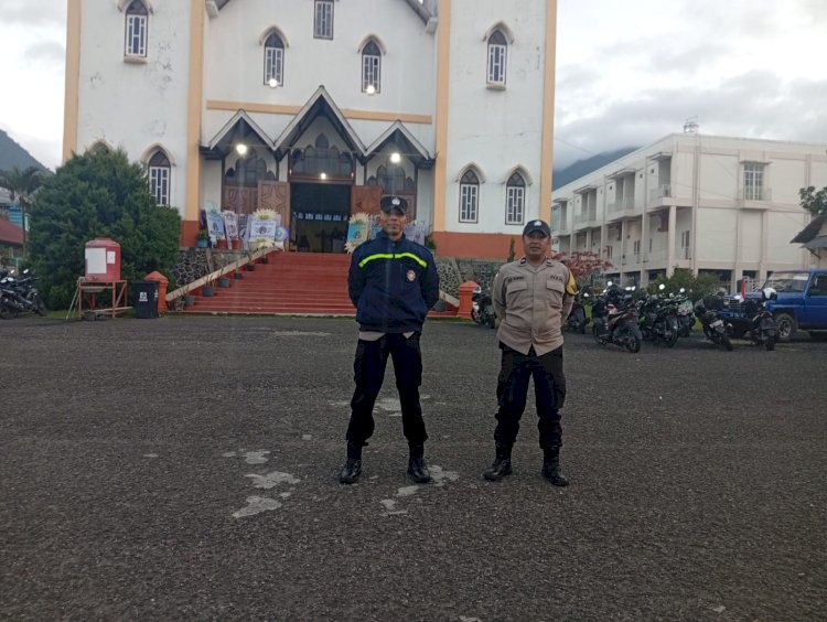 Wujud Pelayanan, Bhabinkamtibmas Hadir di Misa Jenazah RD. Herman Ando