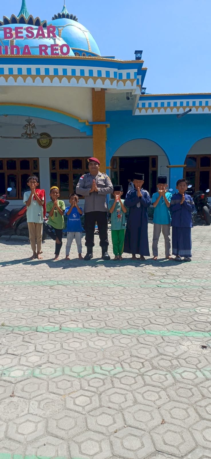 Pengamanan Shalat Jumat di Masjid Besar Nurul Huda Reo oleh Anggota Polsek Reo
