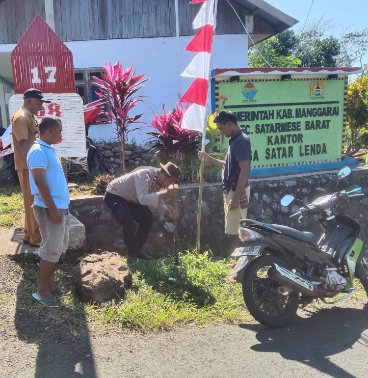 Sambut HUT RI ke-80, Bhabinkamtibmas Bersama Pemdes Satar Lenda Hias Desa dengan Gapura dan Umbul-Umbul