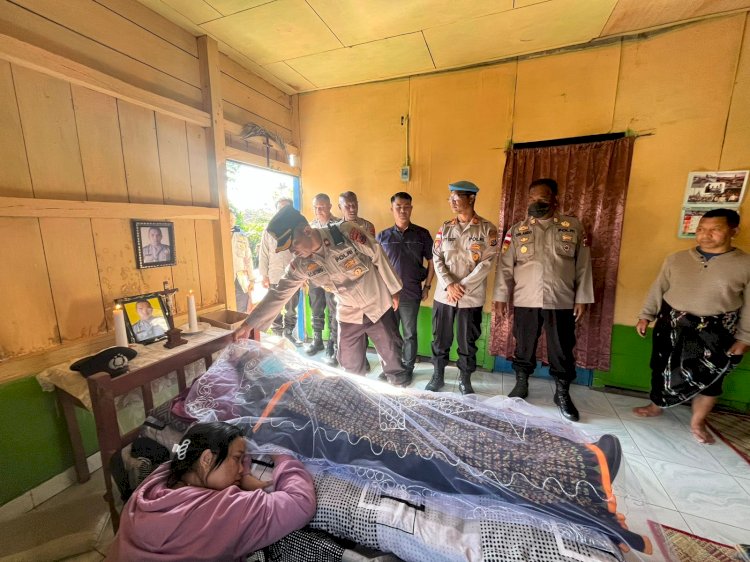 Bentuk Dukungan Moril, Wakapolres Manggarai Kunjungi Rumah Duka
