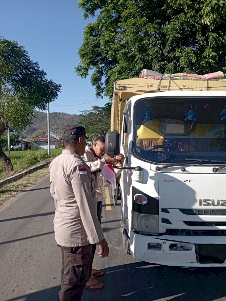 Kapolsek Reo Pimpin Pembagian Bendera Merah Putih Sambut HUT RI ke-80
