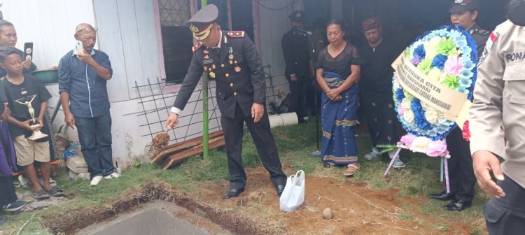 Wujud Duka dan Penghormatan, Polres Manggarai Laksanakan Pemakaman Secara Kedinasan