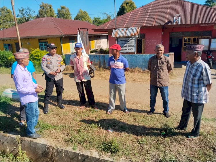 Patroli Dialogis, Bhabinkamtibmas Ruteng Ajak Warga Jaga Keamanan Lingkungan