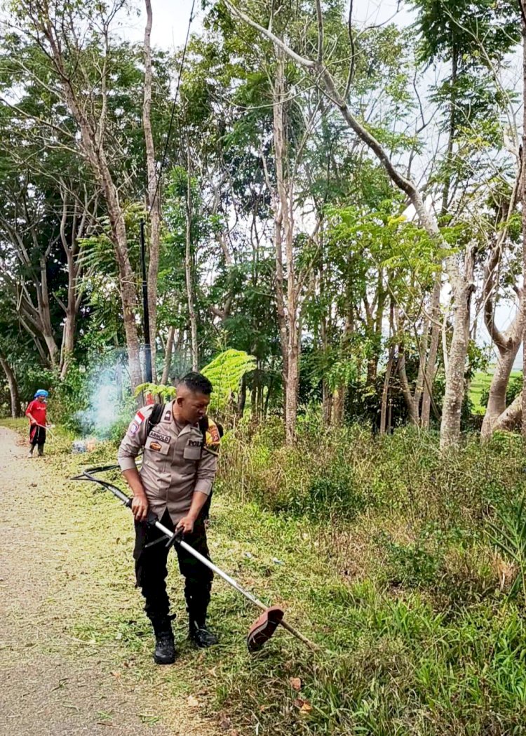 Peran Aktif Bhabinkamtibmas dalam Baksos Bersama Pemdes dan Mahasiswa KKN