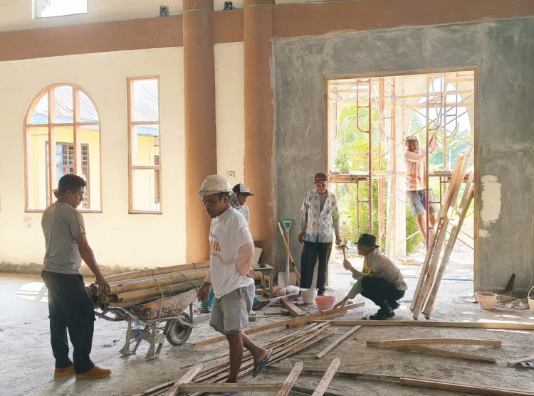 Kekompakan Bhabinkamtibmas Bersama Warga Gotong Royong Bakti Religi di Gereja St. Stefanus Iteng