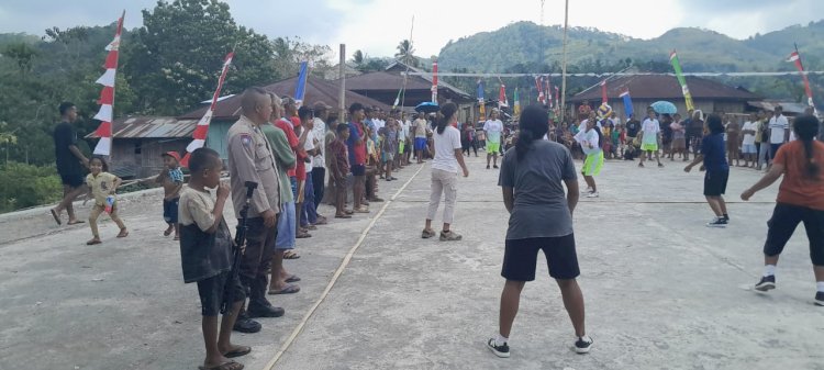 Demi Keamanan Warga, Bhabinkamtibmas Kawal Kegiatan Bola Voli di Desa