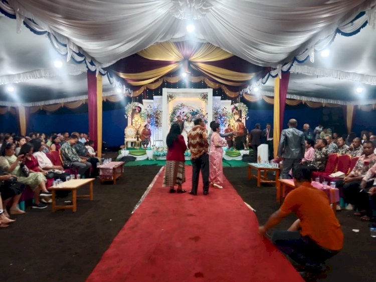Pengamanan Resepsi Pernikahan oleh Bhabin Polsek Reo Berjalan Lancar dan Kondusif