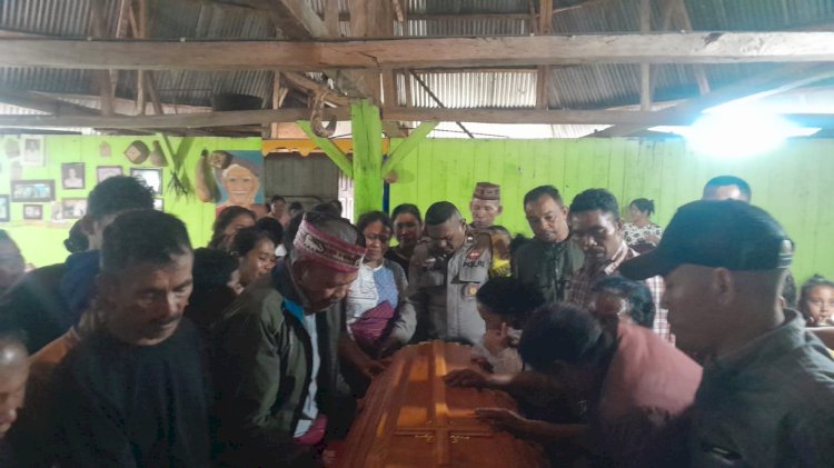 Penghormatan Terakhir: Bhabinkamtibmas Hadiri Pemakaman Tokoh Adat di Wilayah Binaannya