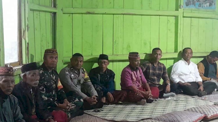 Penghormatan Terakhir: Bhabinkamtibmas Hadiri Pemakaman Tokoh Adat di Wilayah Binaannya