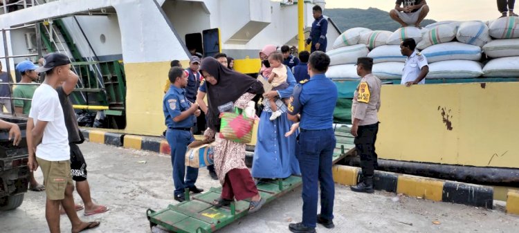 KP3 Laut Reo Laksanakan Pengamanan Kapal Penumpang di Pelabuhan Laut Reo