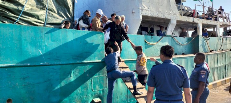 KP3 Laut Reo Laksanakan Pengamanan Kedatangan dan Keberangkatan Kapal Perintis di Pelabuhan Laut Reo
