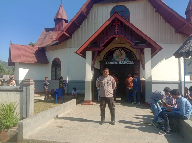 Polsek Cibal Laksanakan Pengamanan Perayaan Misa Hari Minggu di Gereja Paroki Kristus Raja Pagal