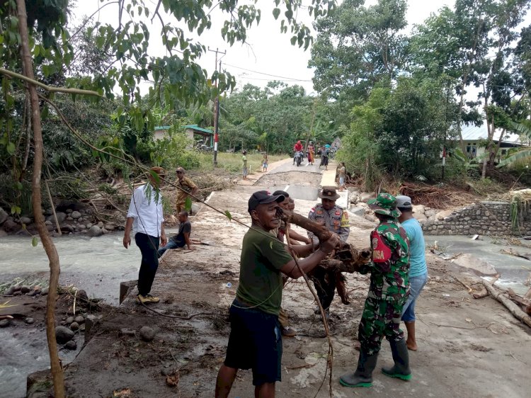 Pasca hujan Deras, Bhabinkamtibmas dan Warga Bersihkan Material Longsor di Jembatan Waemaras