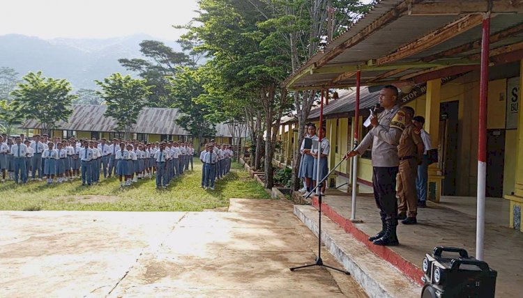 Bhabinkamtibmas Kecamatan Lelak Jadi Inspektur Upacara di SMAN 1 Lelak