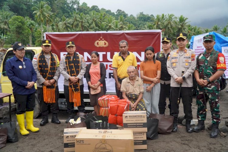 Bantuan Kemanusiaan Polri Tiba di Mauponggo, Disambut Antusias Warga dan Bupati
