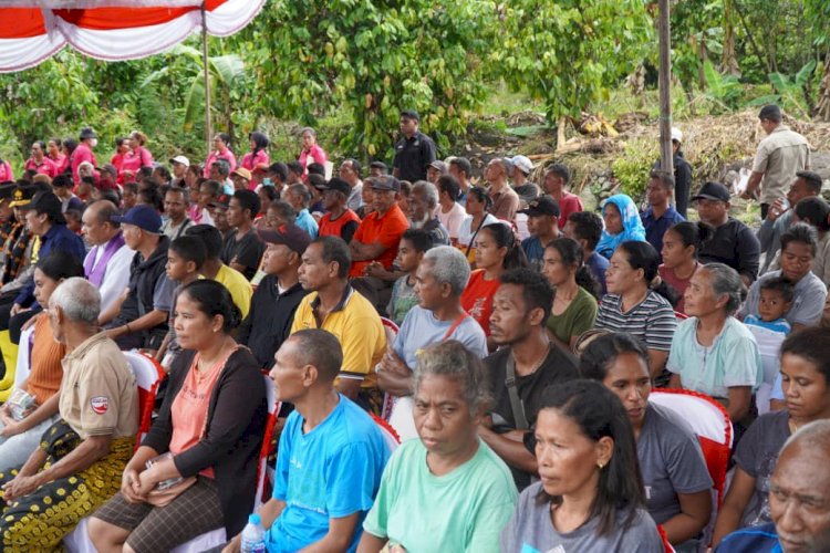 Bantuan Kemanusiaan Polri Tiba di Mauponggo, Disambut Antusias Warga dan Bupati