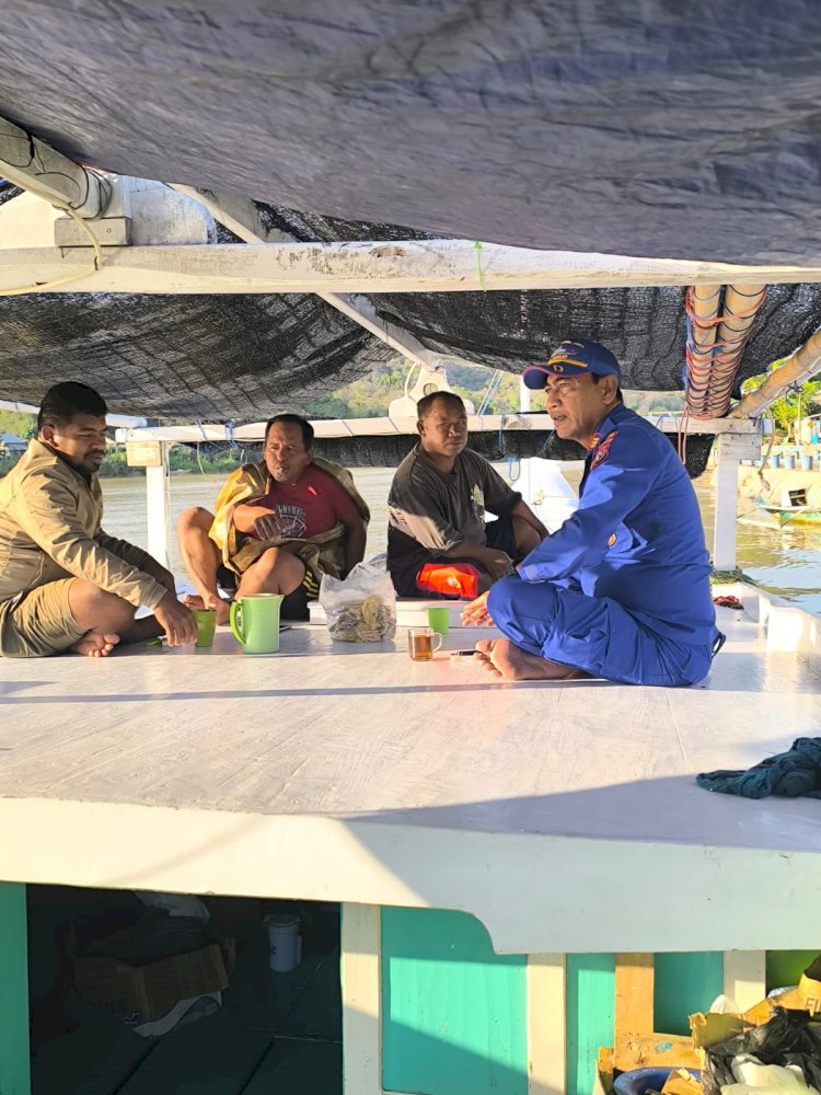 Satpolairud Polres Manggarai Sambangi Nelayan Pesisir Sungai Wae Pesi, Ingatkan Keselamatan dan Cegah TPPO