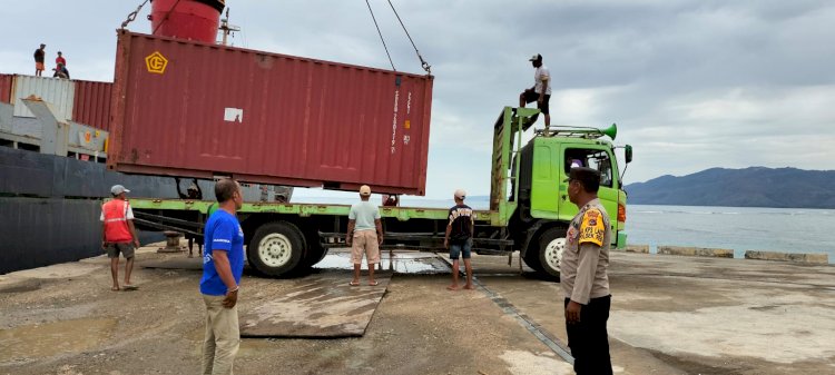 KP3 Laut Reo Laksanakan Pengamanan Aktivitas Bongkar Muat di Pelabuhan Laut Kelas II Reo