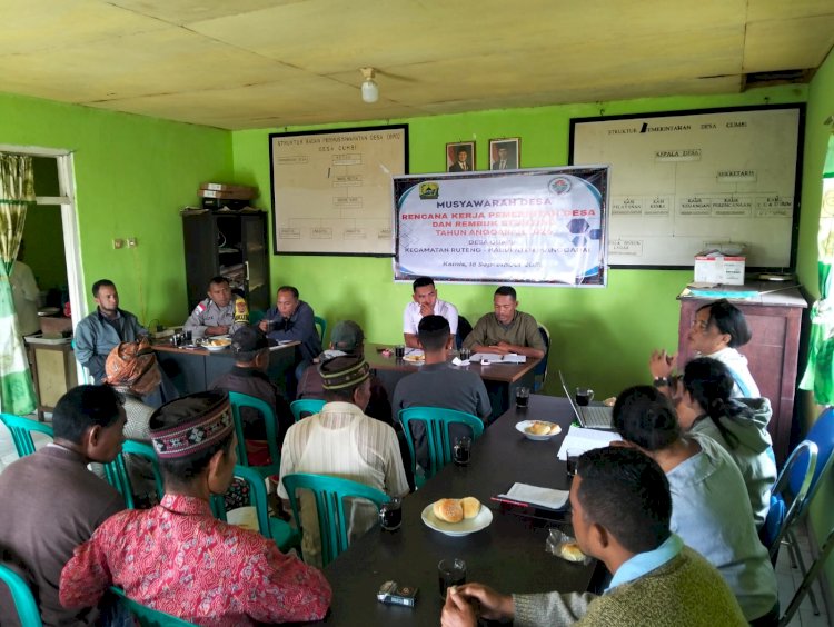 Bhabinkamtibmas Ruteng Hadiri Musyawarah Desa di Cumbi, Sampaikan Himbauan Sukseskan Tour de Entete 2025