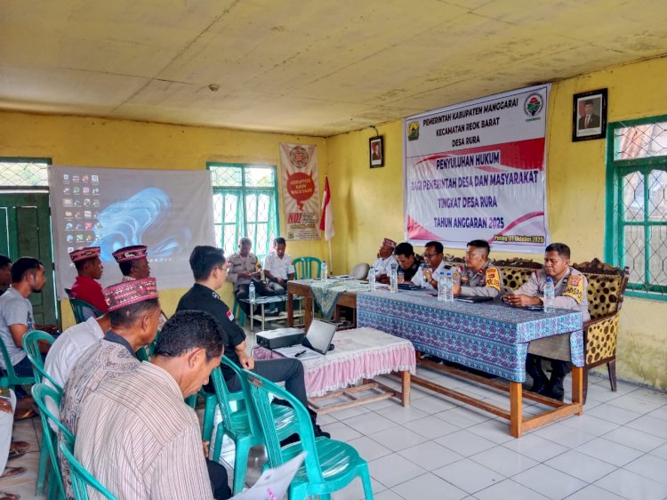 Kapolsek Reo Sampaikan Materi Penyuluhan Hukum Bagi Pemerintah Desa dan Masyarakat Desa Rura