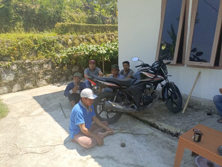 Kapospol Cibal Barat Dampingi Eliminasi Hewan Penular Rabies di Desa Wae Codi