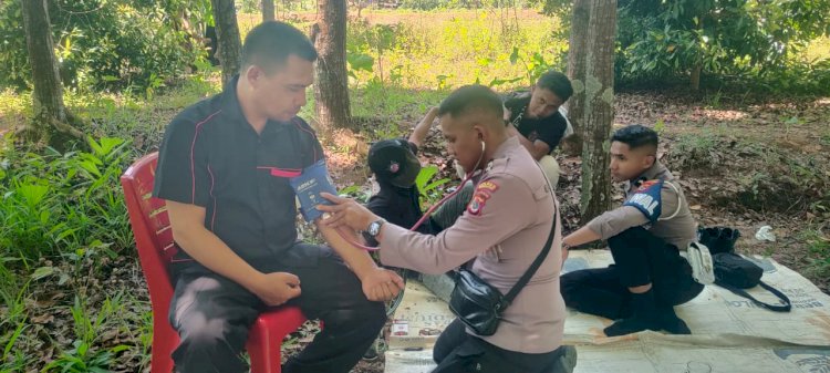 Sidokkes Polres Manggarai Gelar Pelayanan Kesehatan Saat Zoom Penanaman Jagung Serentak Kuadran IV